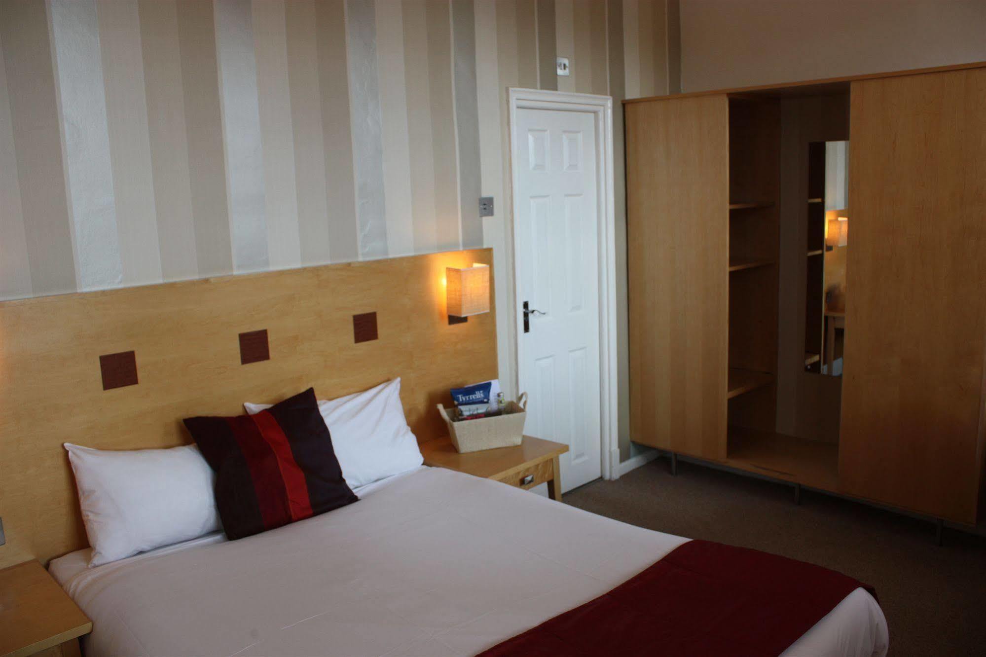 The Warwick Arms Hotel Zewnętrze zdjęcie